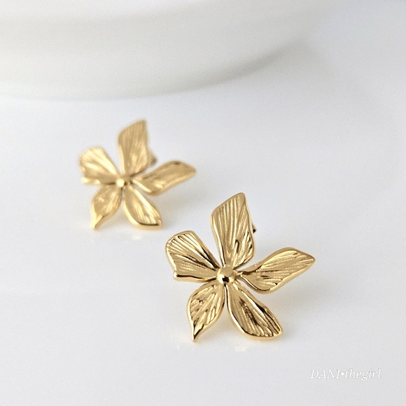 NEW Gold Plumeria Flower Stud Earrings - Picture 9 of 10